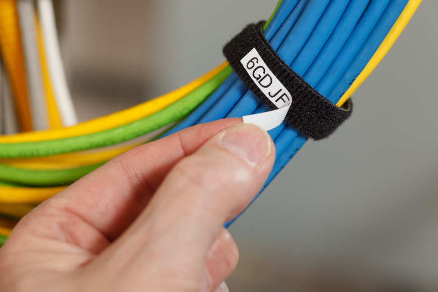 Nové inovativní řešení identifikace kabelů – potisknutelný materiál se suchým zipem BradyGrip™